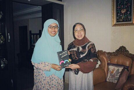 Gen AMPM Kalimantan Timur menyerahkan buku Gelombang Ke 3 kepada Prof. Aji Ratna